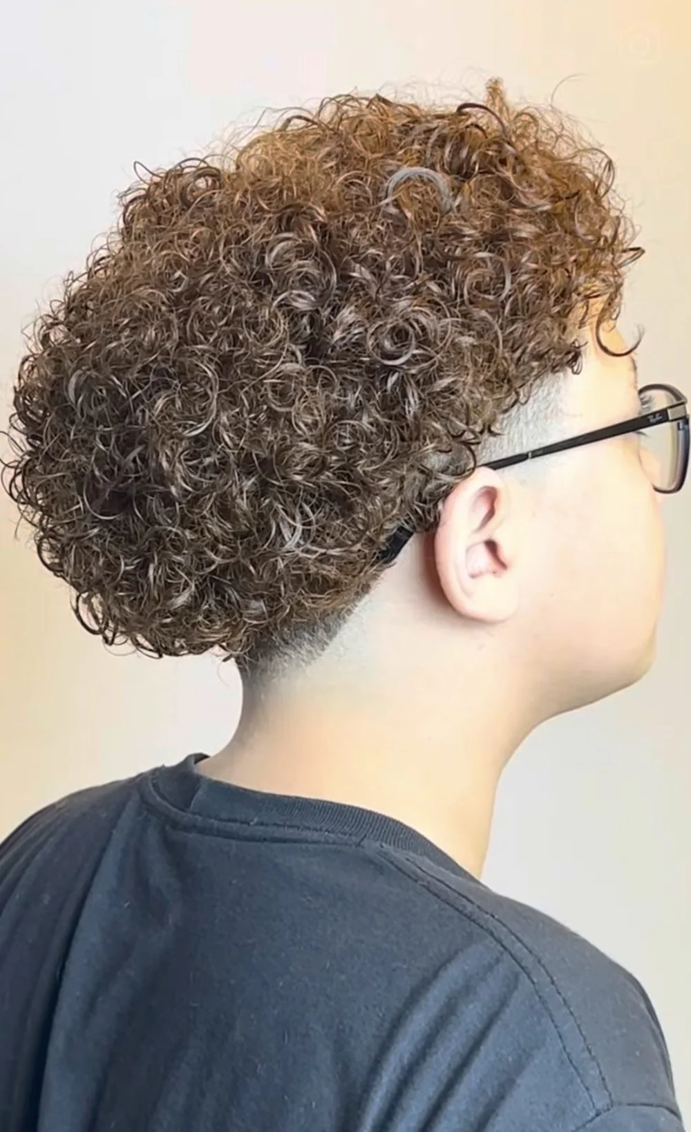 Corte masculino com cabelo cacheado e degradê