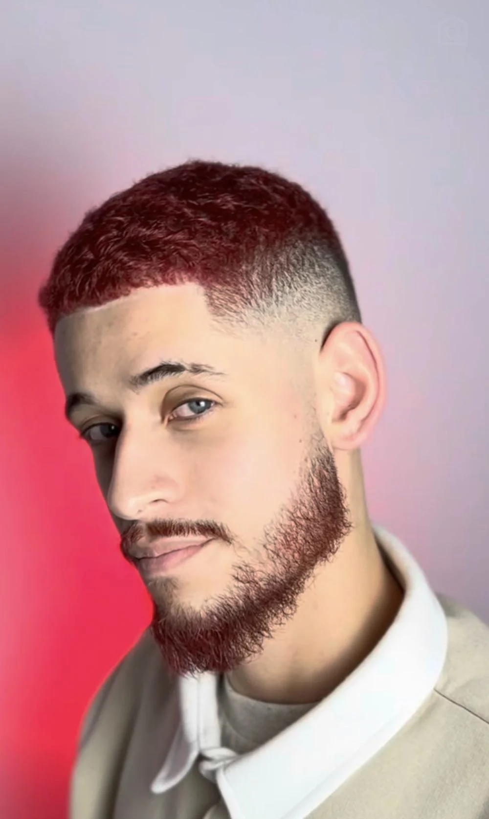 Corte degradê com cabelo e barba na cor vermelha