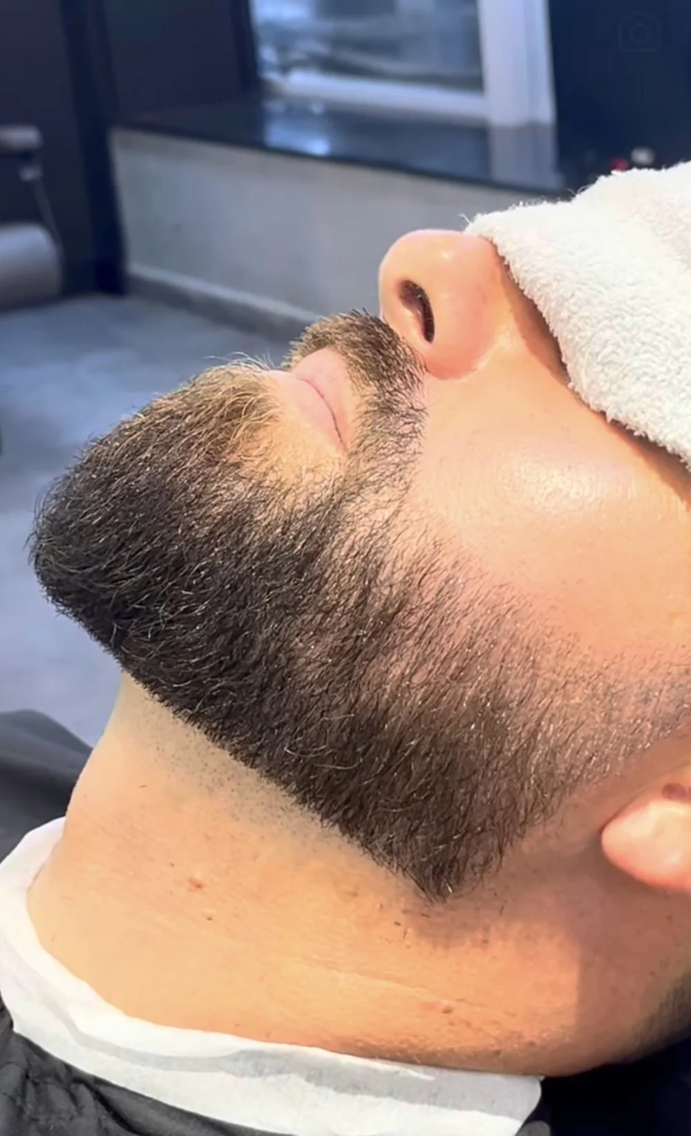 Barba masculina alinhada